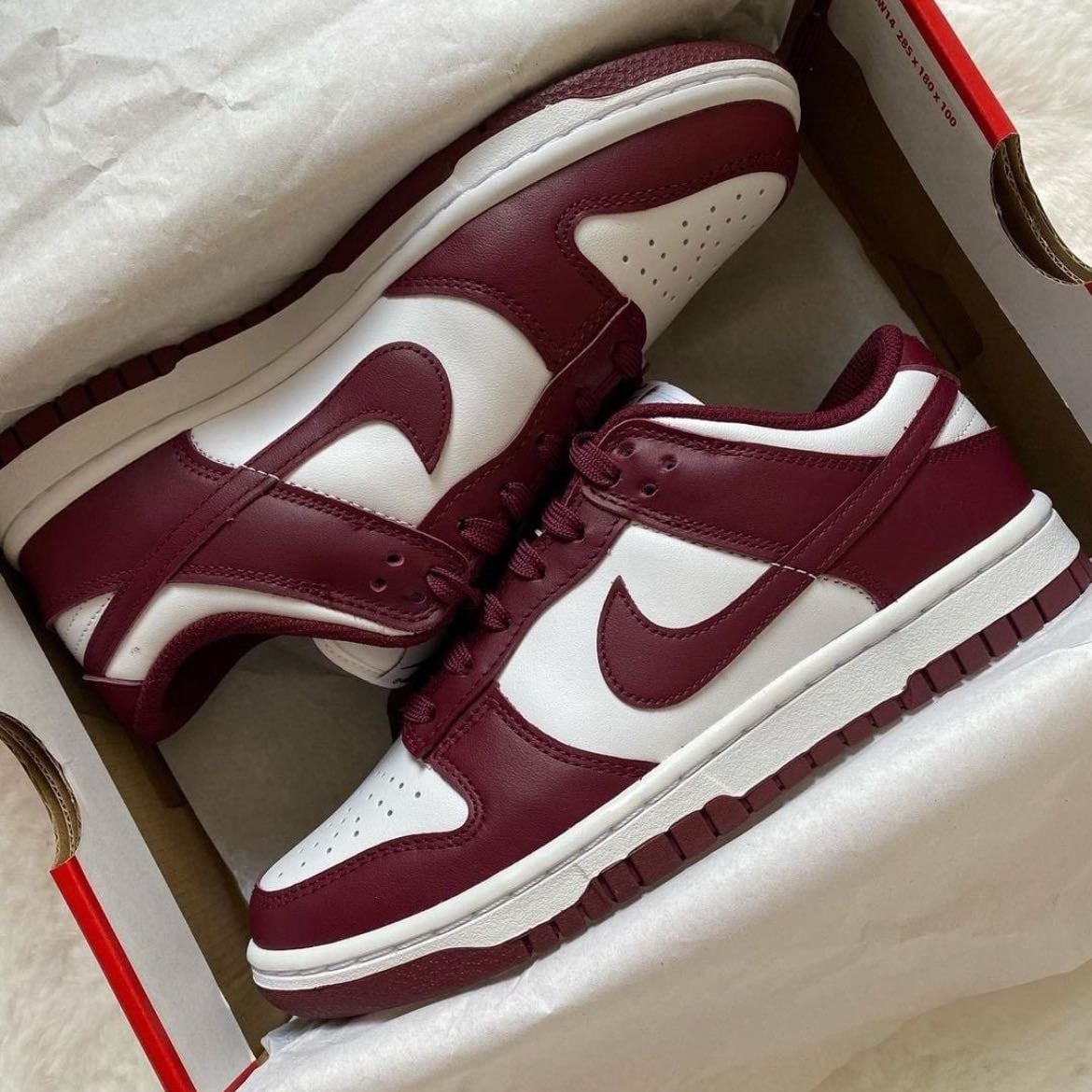 Nikes rojo vino