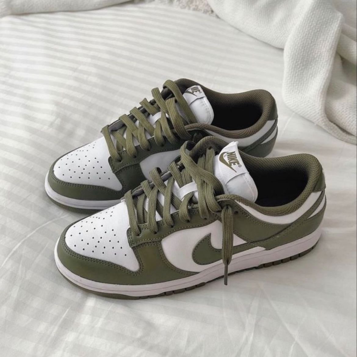 Nikes verde oliva