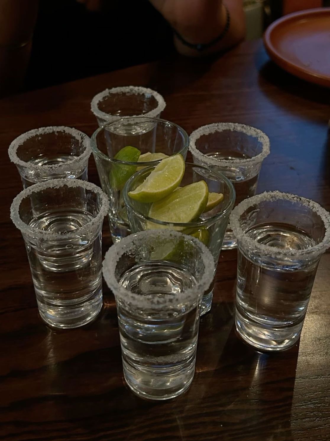 Drinks - Salir a tomar no es la solución, es la pregunta… y la respuesta es “sí”. Hay algo mágico y liberador en tomar tequila mientras cantas Las noches de Junior H.