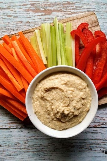 Hummus + bastones - Hummus con vegetales crudos en bastones