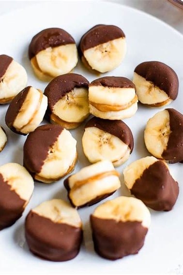Bites de banana - Banana con mantequilla de maní bañada en chocolate