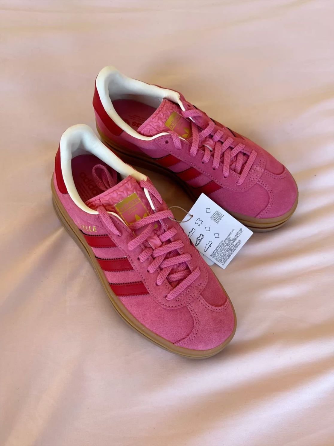 Tênis Rosa e Vermelho