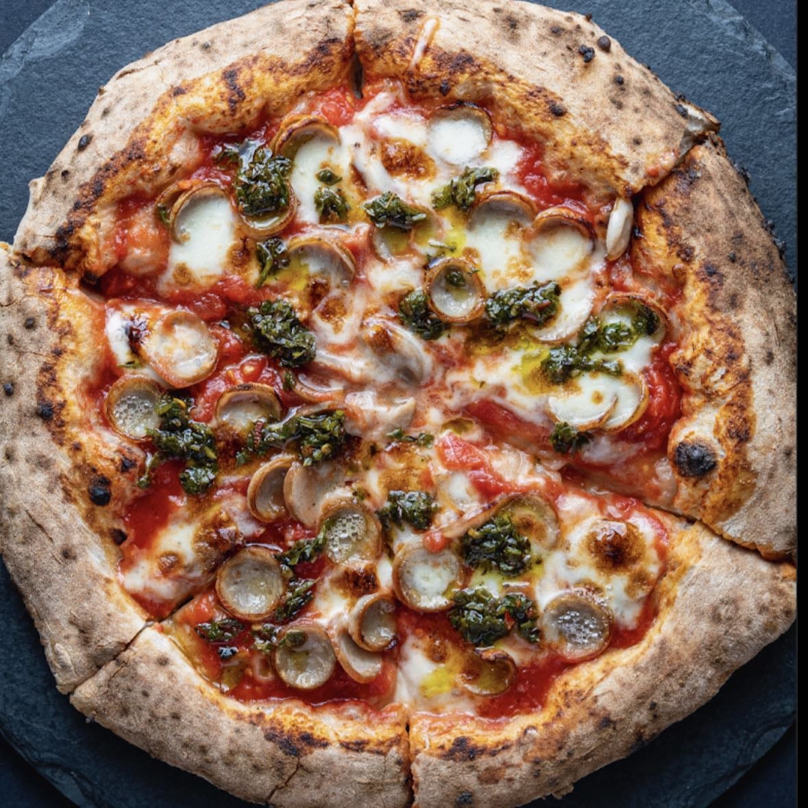 SOVA Natural - Padaria de dia, pizzaria à noite. Pizzas perfeitas, da marinara às autorais. Massa leve e muito saborosa. A Choripan é imperdível.