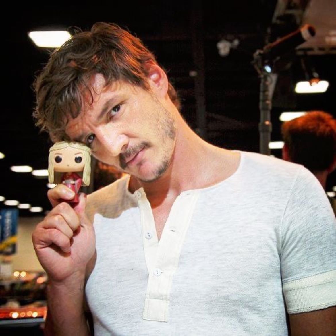 pedro pascal - pf PELOS. ahora voy a verme una película suya con final feliz, es necesario.