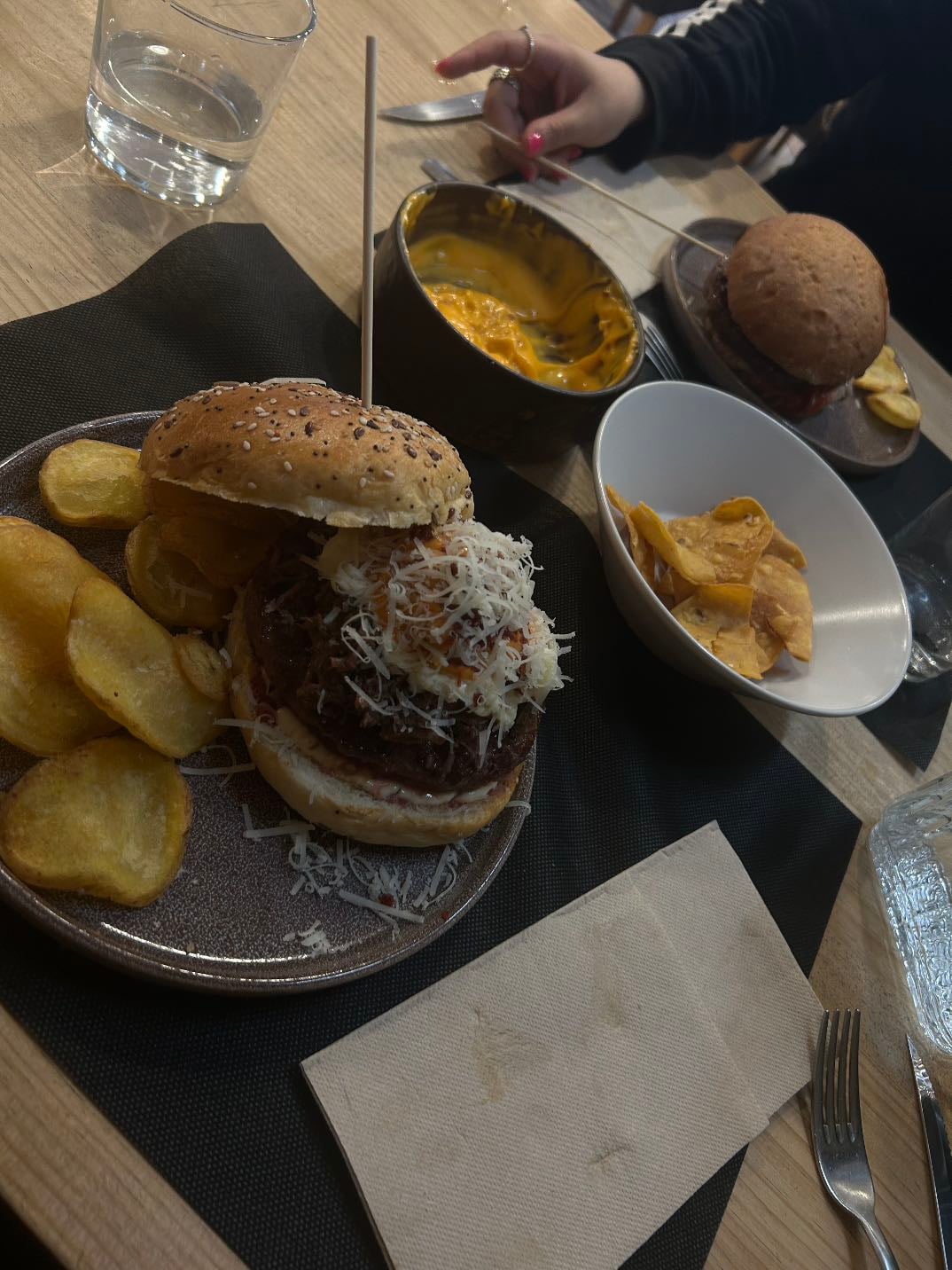 comiendo con nayika