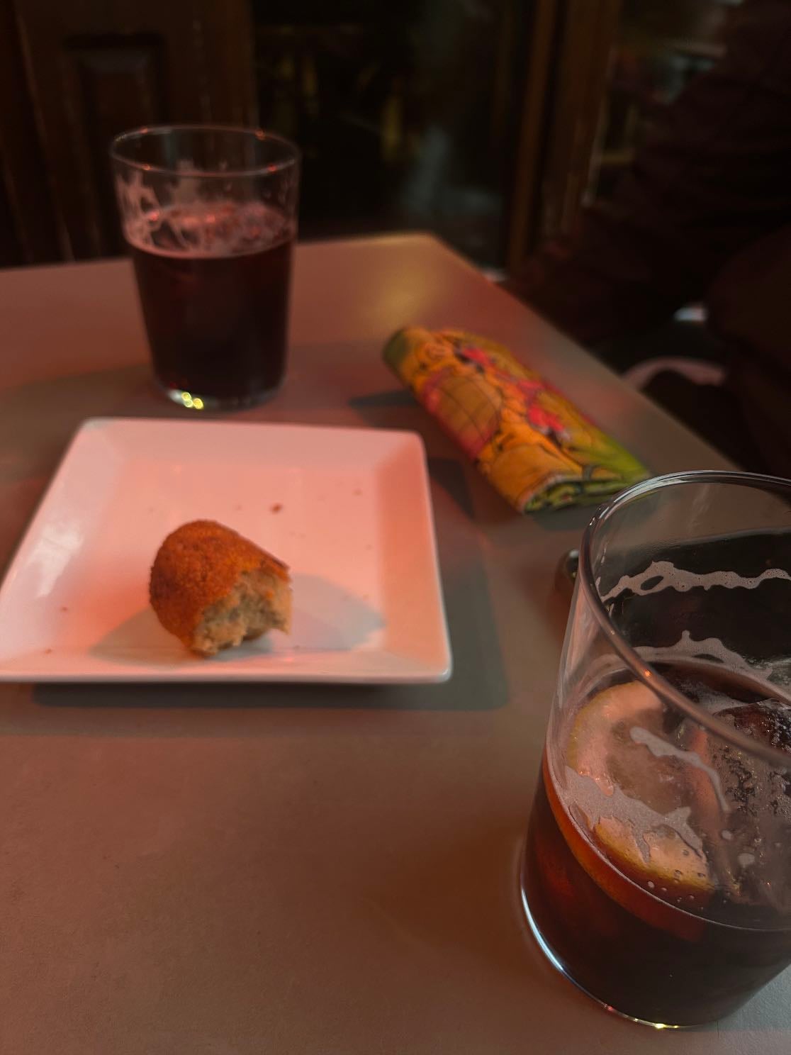 iruñako tabernak - el kantxa y esa croqueta de hongo beltza😋y ese kalimotxo