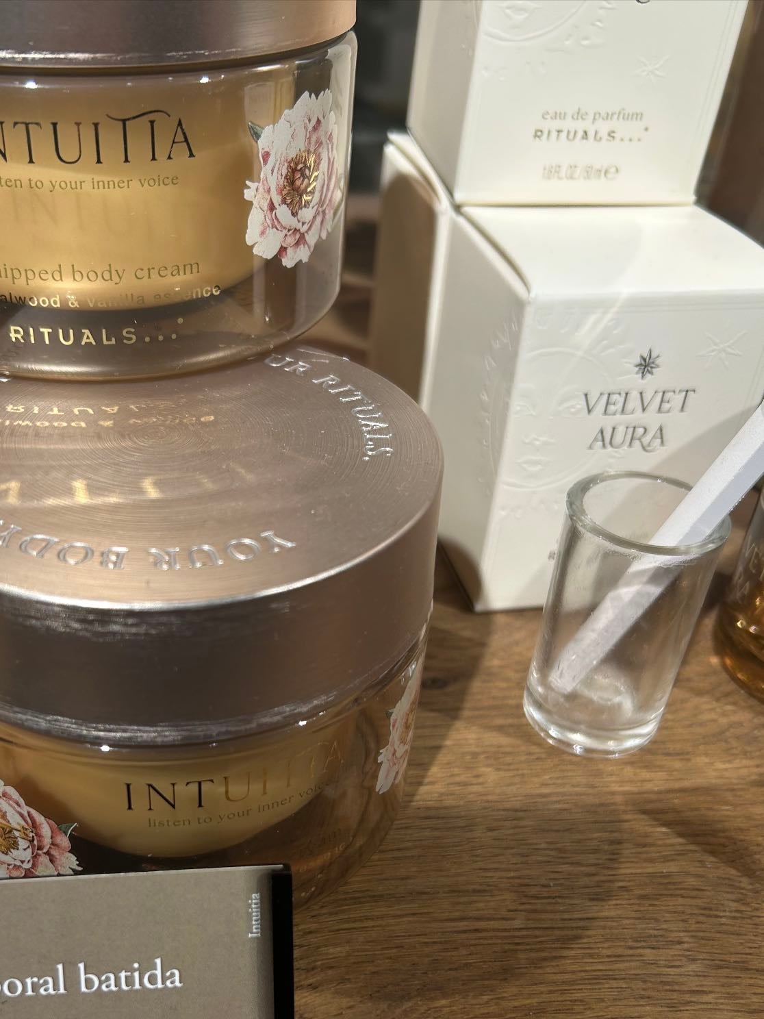colección intuitia de rituals - la crema corporal y el perfume