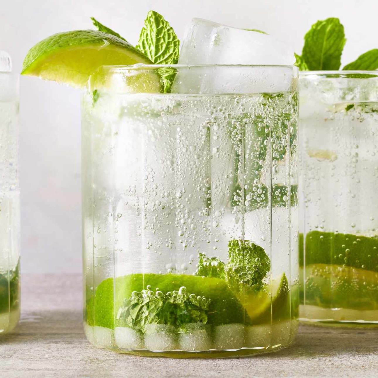 mojito - -2oz ron blanco, 1/2 oz de jugo de lim贸n, 1 cucharada de az煤car, 6 hojas de menta, agua mineral/soda, hielo