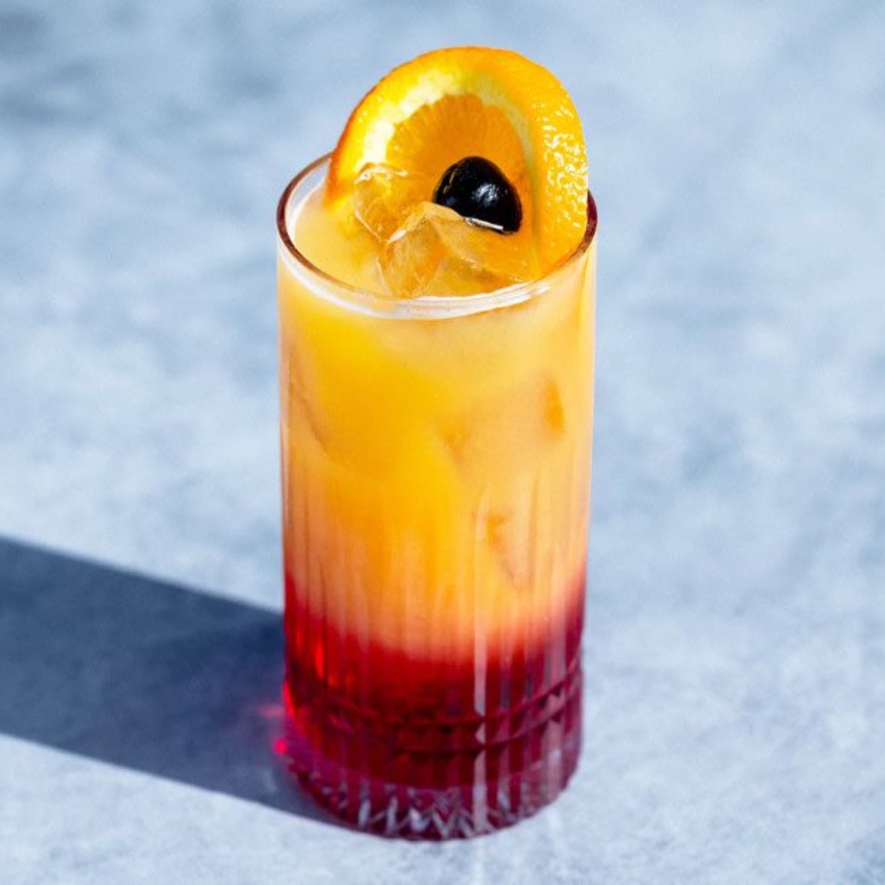 tequila sunrise - 2 oz tequila, 4 oz de jugo de naranja, 1/2 oz de granadina, hielo