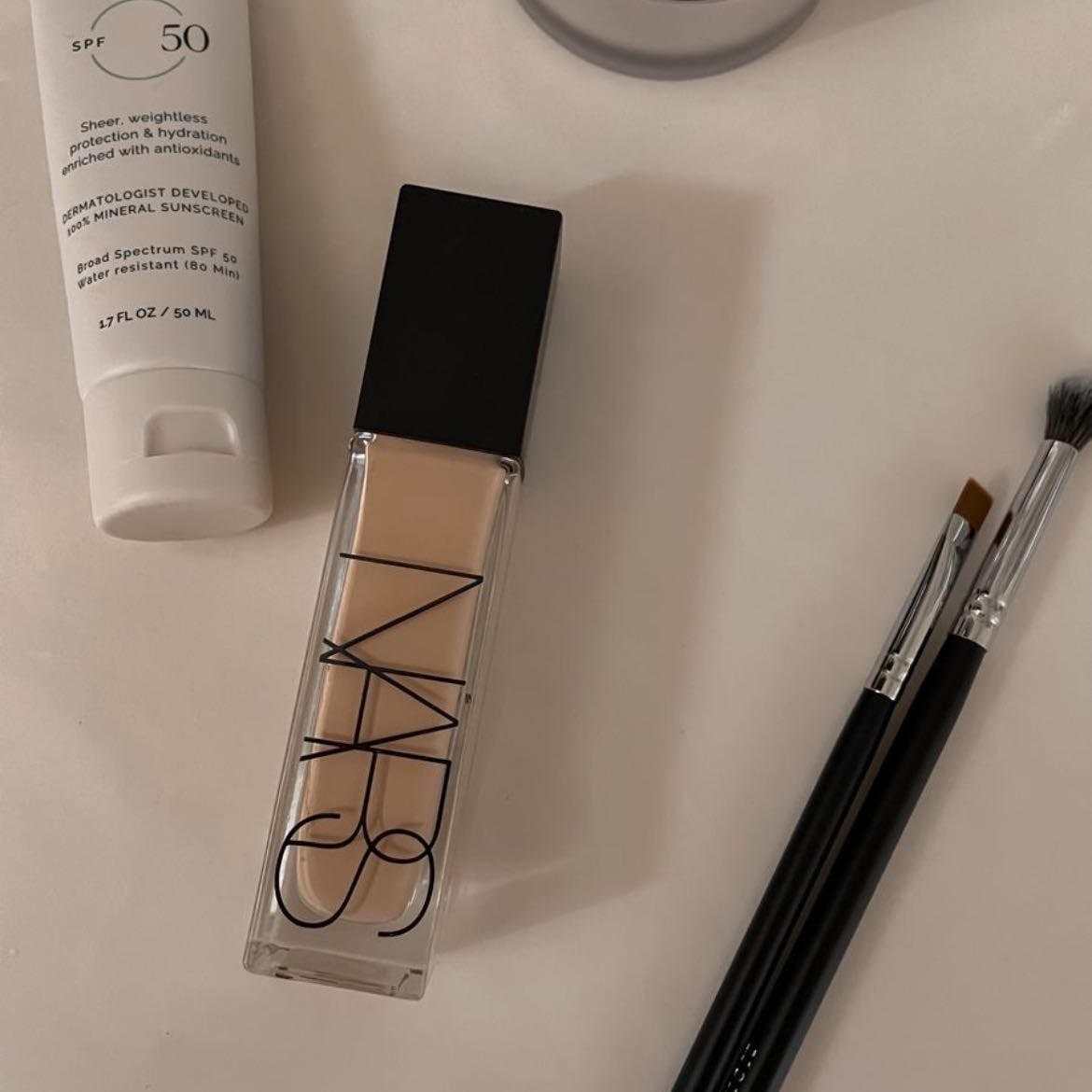 Base NARS - O cualquier base que a ti te funciona, yo recomiendo esta ✨
