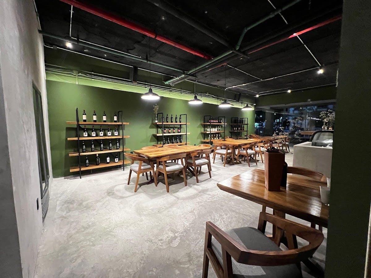 Nación Wine Bar - Great national selection and a delicious groceries.