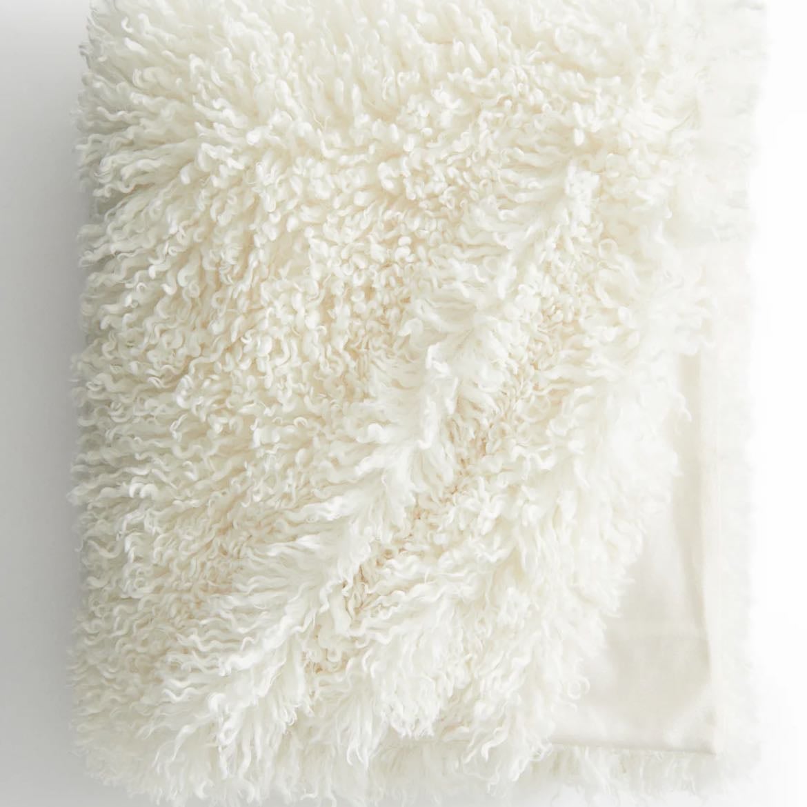 FLUFFY BLANKET YESS - So cuteee from h&m