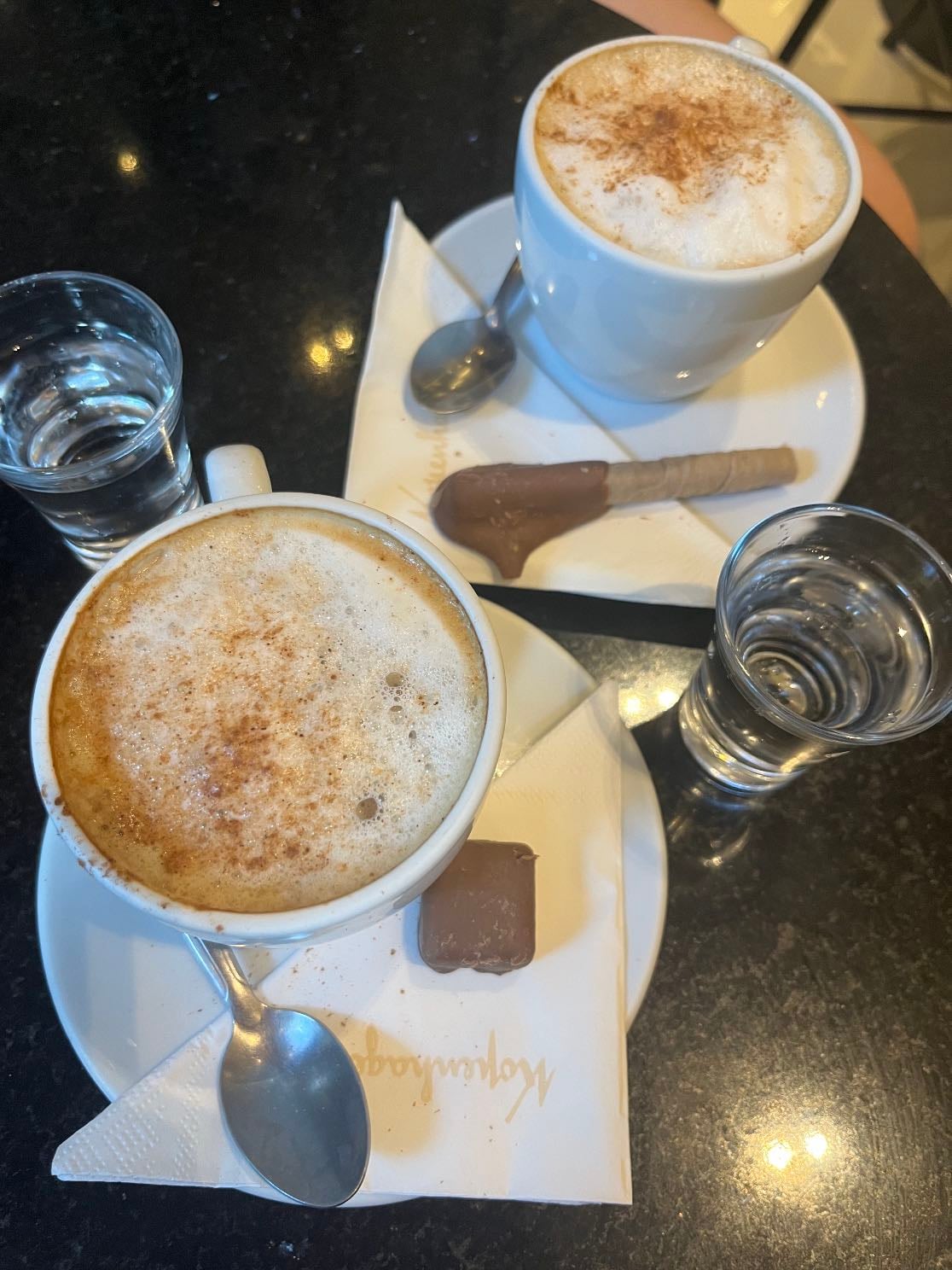 Kopenhagen Moinhos POA - cafe caro e de má qualidade