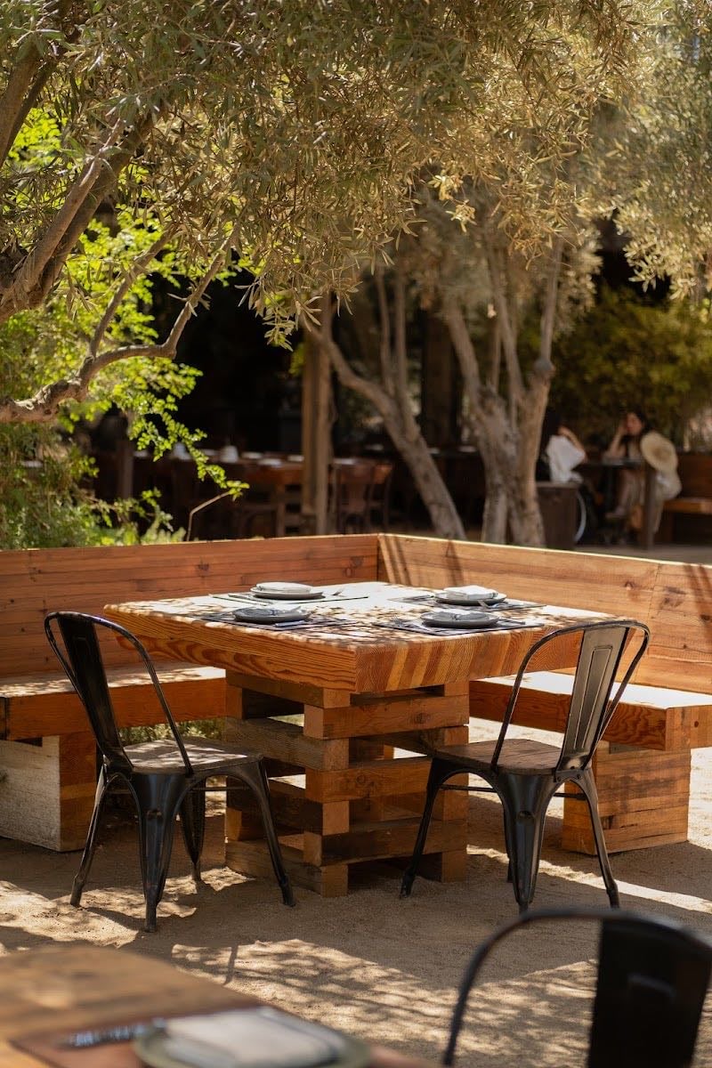 Bruma Wine Garden - Un lugar más relajado al exterior con mesas compartidas y la ensalada iceberg es la estrella