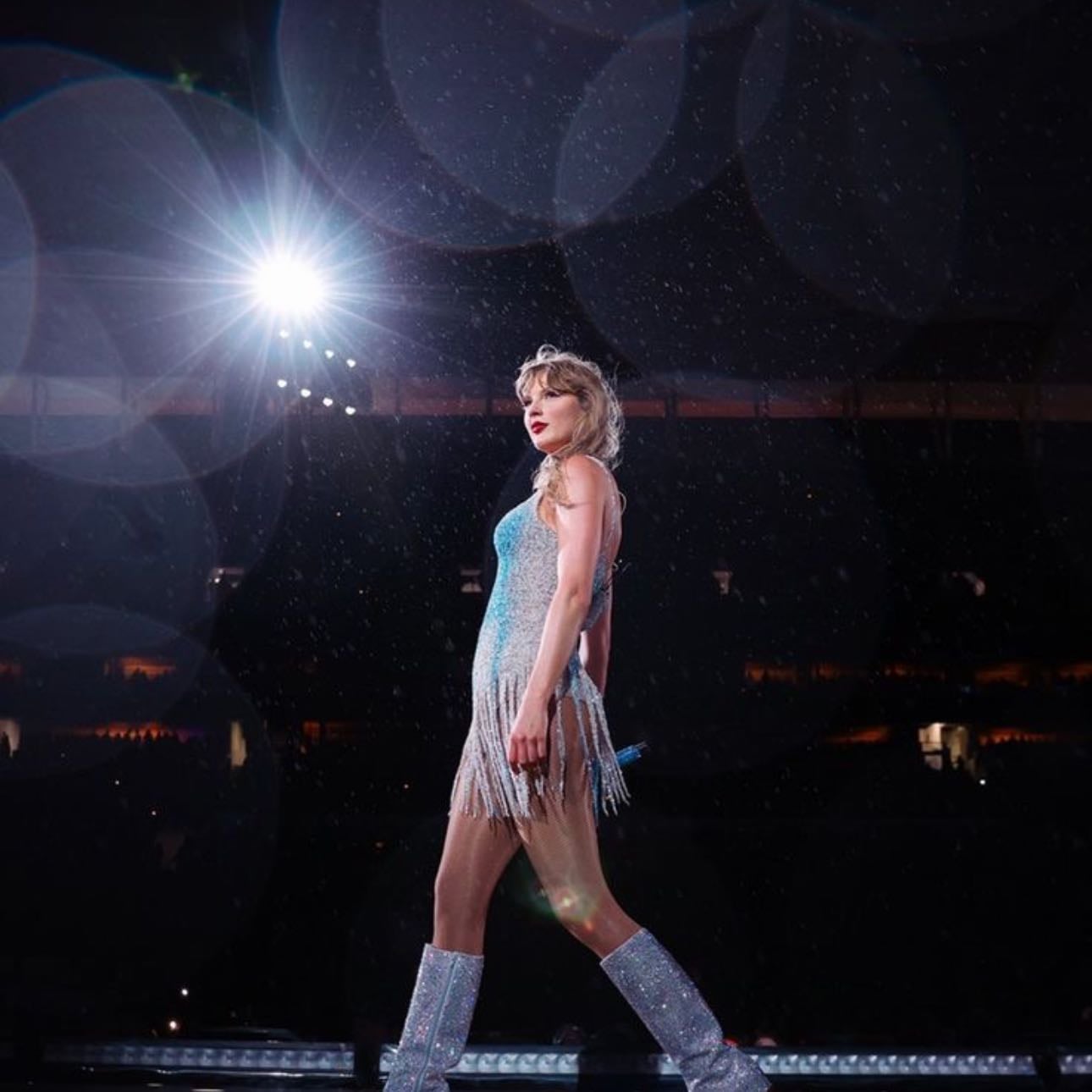 i HATE this outfit but the bubbly lighting is so good