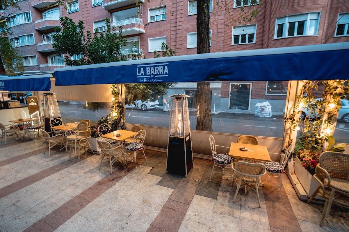 La Barra de la Bientirada Juan Bravo - La Barra de la Bientirada Juan Bravo abre todos los días de la semana con cocina ininterrumpida desde el desayuno. No aceptan reservas.