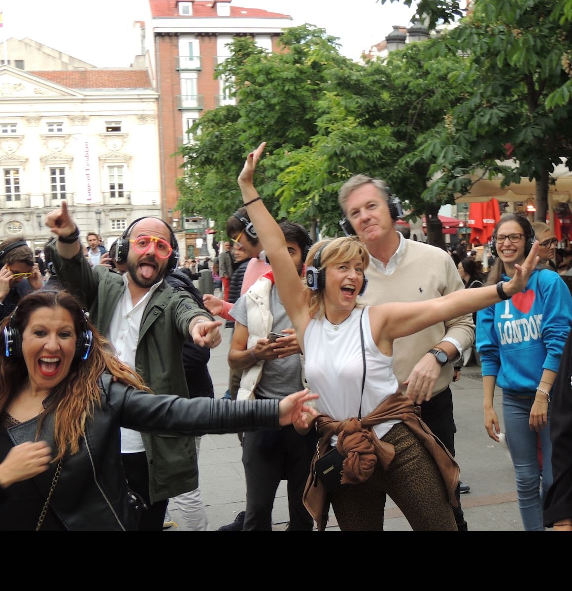 Bailaloloco Silent Disco Tours - https://www.bailaloloco.com/pases-compartidos-madrid