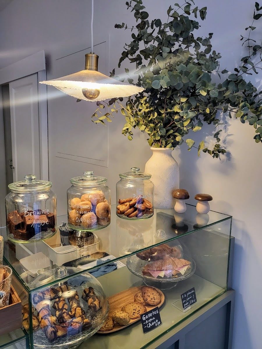 El Plan by KilosOut - Nos hemos lanzado con nuestra primera cafetería de especialidad @ElPlan.KO, donde también puedes venir a comer tu menú casero hecho por nosotras y disfrutar de los dulces de nuestro obrador.