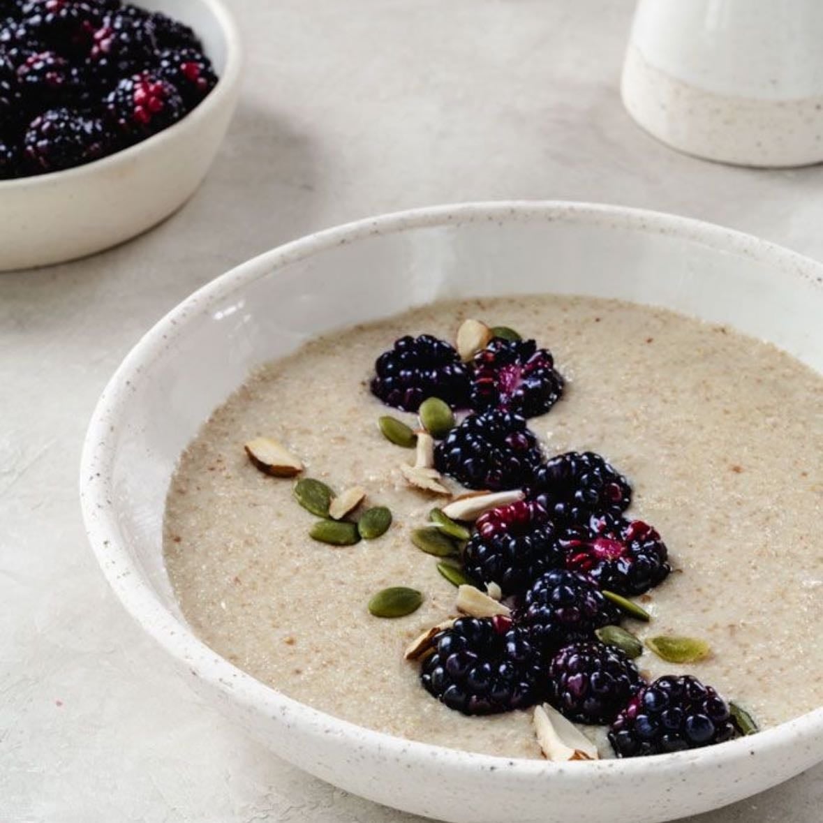 Flax Porridge - - 2 cucharadas de avena - 1/2 taza de agua hirviendo - 2 cucharadas de corazones de hemp ó cáñamo. - 2 cucharas de coco rayado sin azúcar - 2 cucharas de péptido de colágeno en polvo - 1/4 cucharadita de canela molida - 1/2 Cucharada de aceite de aguacate - Blueberries congelados o secas - Nueces picadas ## Pasos --- 1. En una olla combine la avena con agua hirviendo. 2. Agregue leche adicional. 3. Agrega todo los demás.