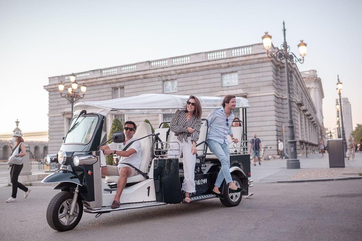 Tuk Tuk Madrid | Eco Tuk Tuk - HISTORICAL CITY TOUR (60 MIN) Recorrido por Palacio Real, Catedral de la Almudena, Muralla Árabe, Catedral de las Fuerzas Armadas, Plaza la Villa, La Latina, Plaza Mayor, Mercado de San Miguel, Restaurante más antiguo del mundo (Sobrino de Botín, Cava Baja , La Latina, Plaza el Ángel, Barrio de las letras (Casa Miguel Cervantes, Casa Lope de Vega , Congreso de Diputados, Fuente de Neptuno, Museo del Prado, Iglesia de los Jerónimos, Parque del Retiro, Puerta de Alcalá, Barrio (La milla de oro) Fuente de Cibeles, Banco de España, etc.
