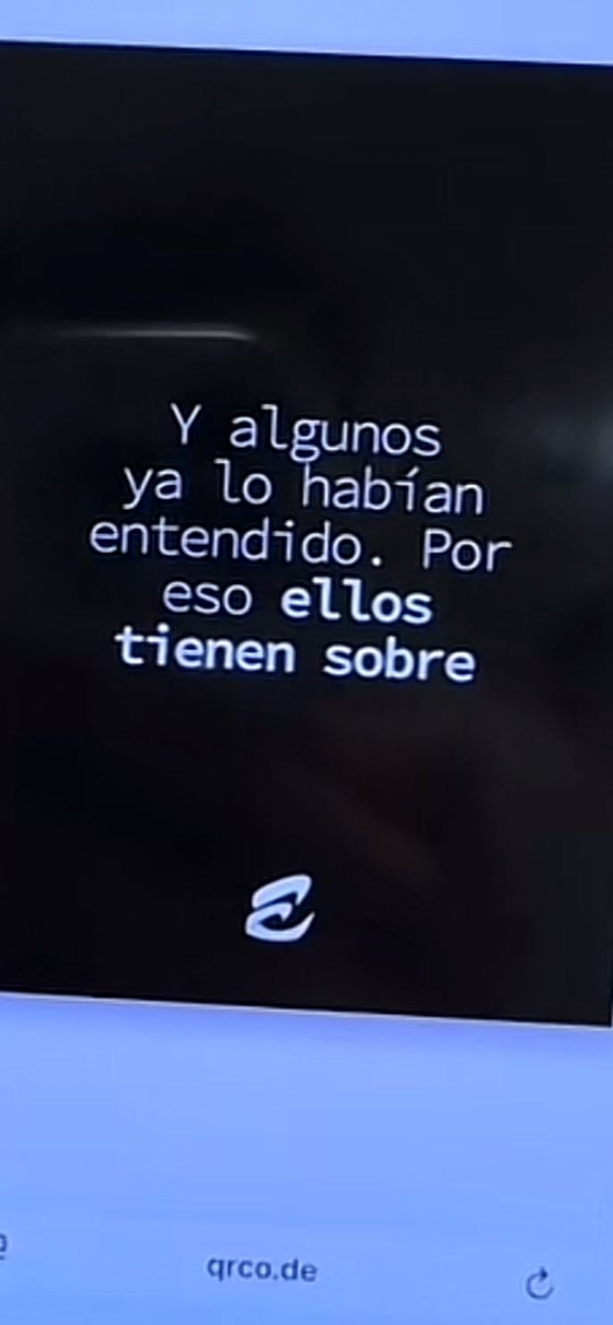 Búnker - Biblioteca de Sevilla. Unos chicos aparecieron vestidos de manera muy extraña, en silencio pero llamando la atención para que la gente les grabara y escanearan el QR que colgaron por toda la biblioteca. Esta idea es muy buena porque ahí es donde residen la mayoría de influencers de Sevilla en época de exámenes, graban mucho contenido ahí y es una zona muy concurrida que llamará la atención sí o sí
