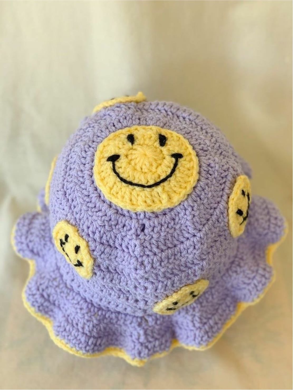 Smile bucket hat