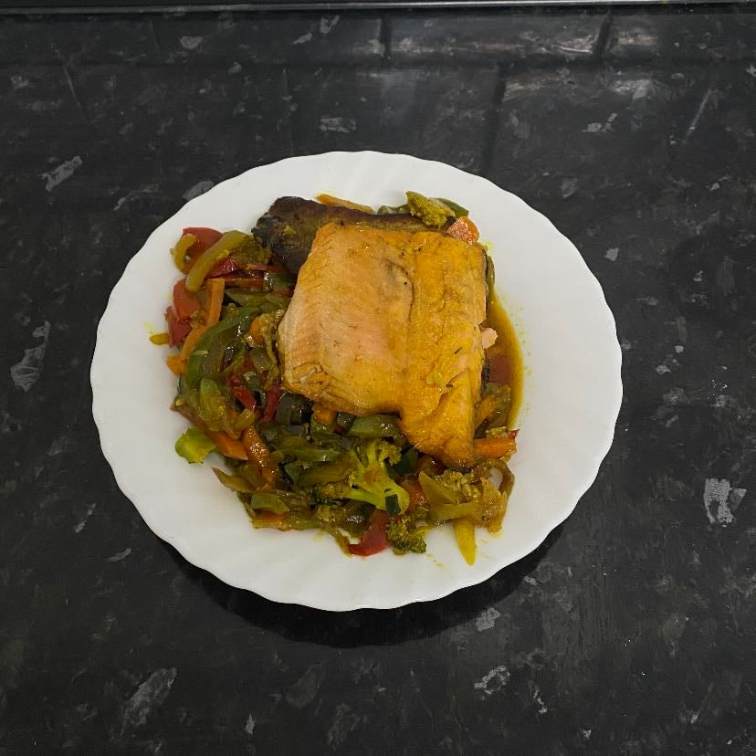 pescado con verduras salteadas