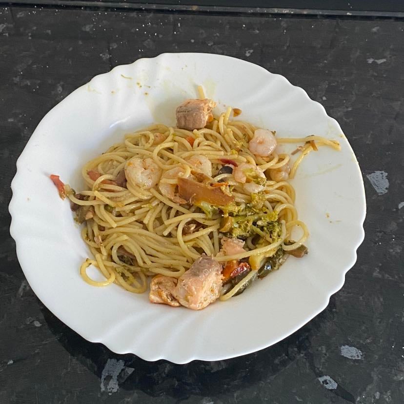 spaghettis con salmón y gambas - salteado con pimiento y brócoli