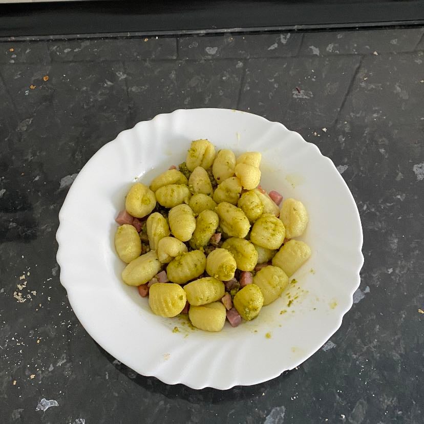 gnocchis con pesto - una pizca de aceite y taquitos de jamón