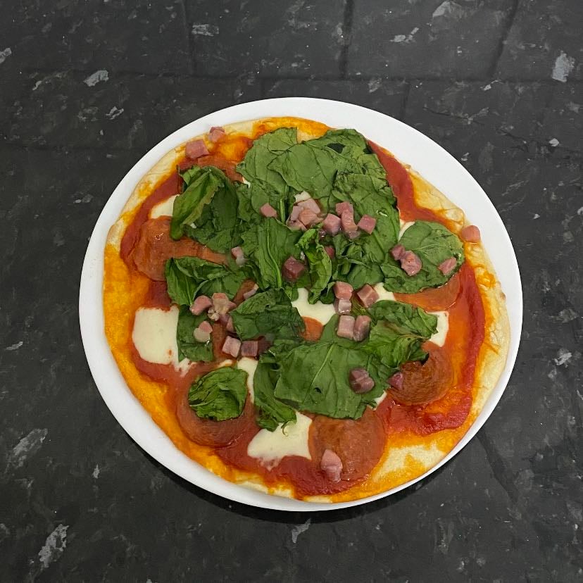 pizza casera - base de tomate, espinacas, pepperoni y taquitos de jamón