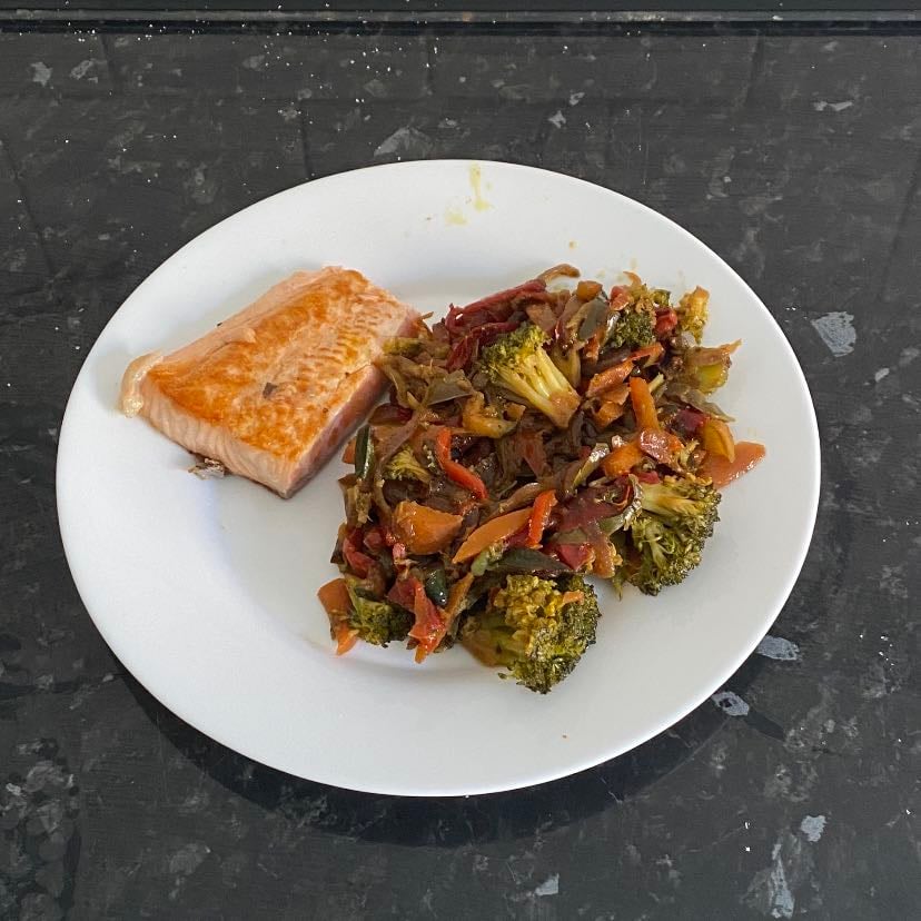 salteado de verduras con salmón