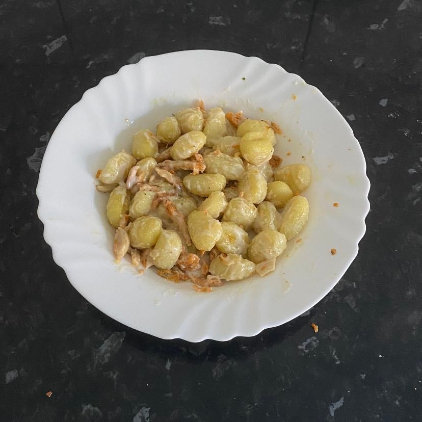 gnocchis con queso y tiras de pollo