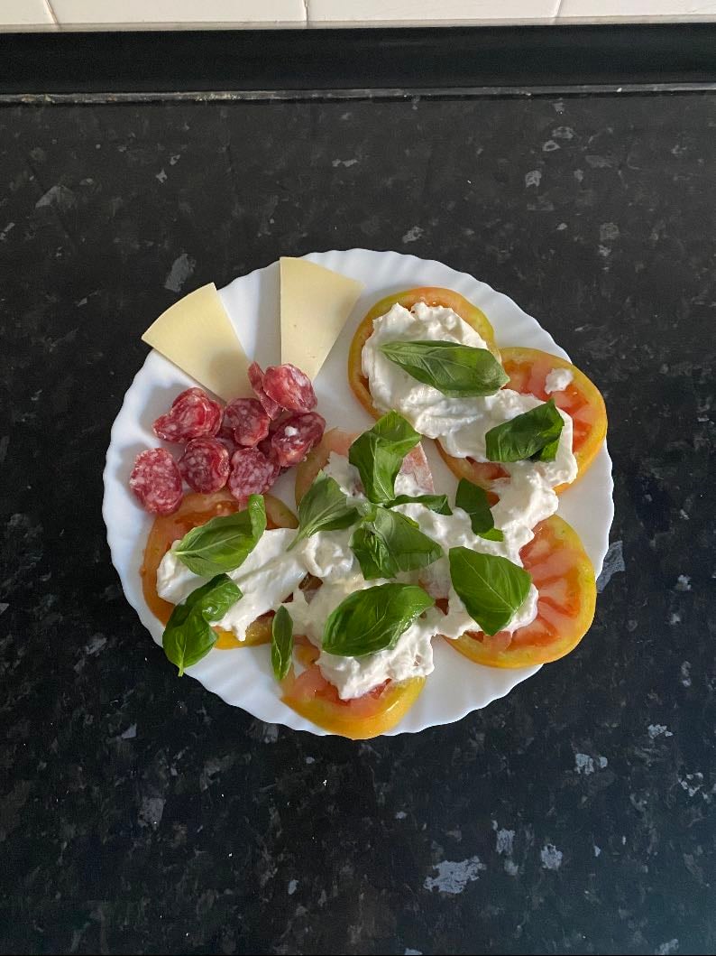 mix de todo - fuet, queso, tomate, burrata y albahaca