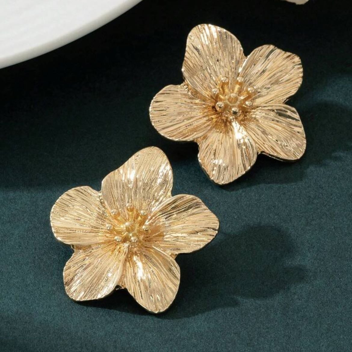 pendientes dorados a florecitas