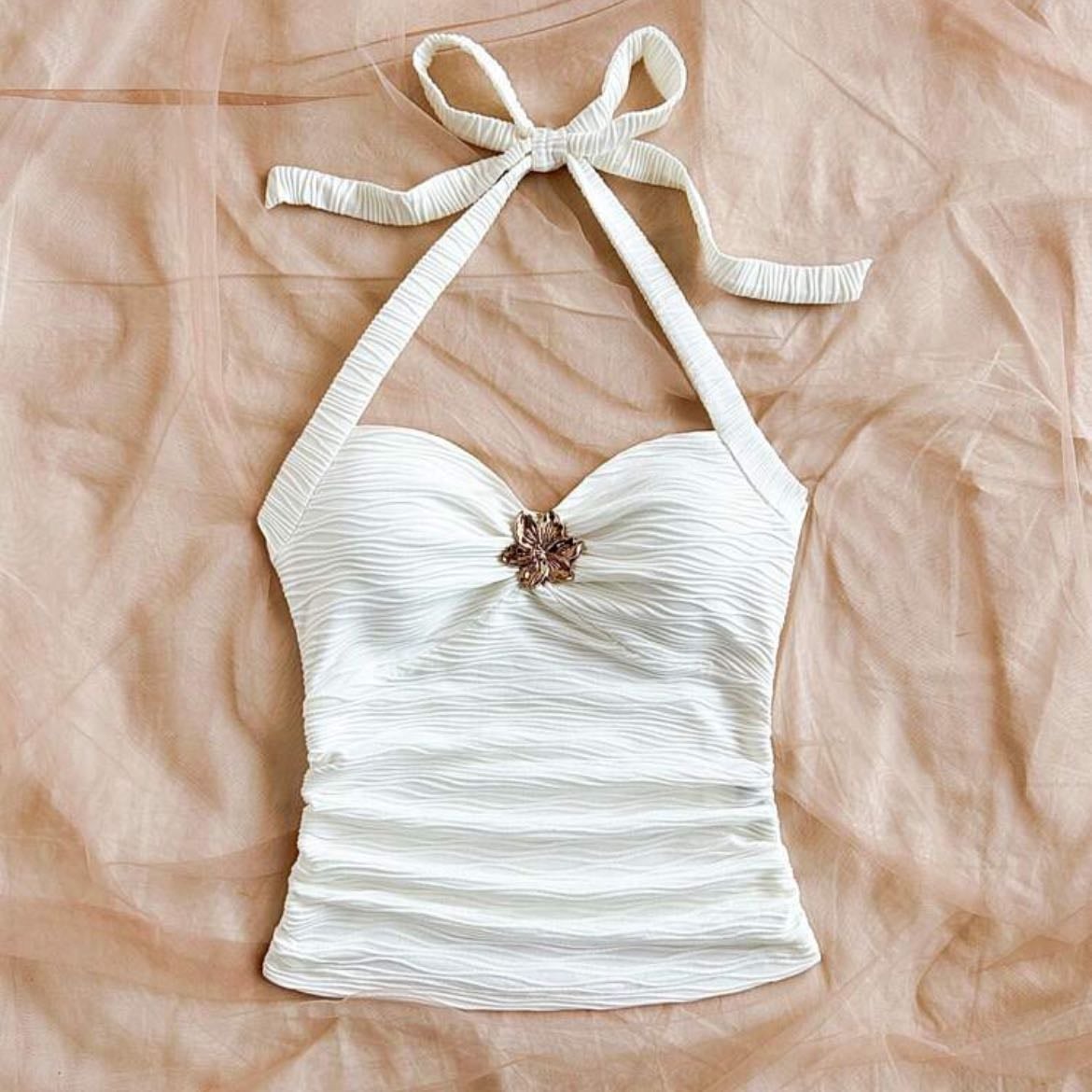 top blanco con florecita dorada
