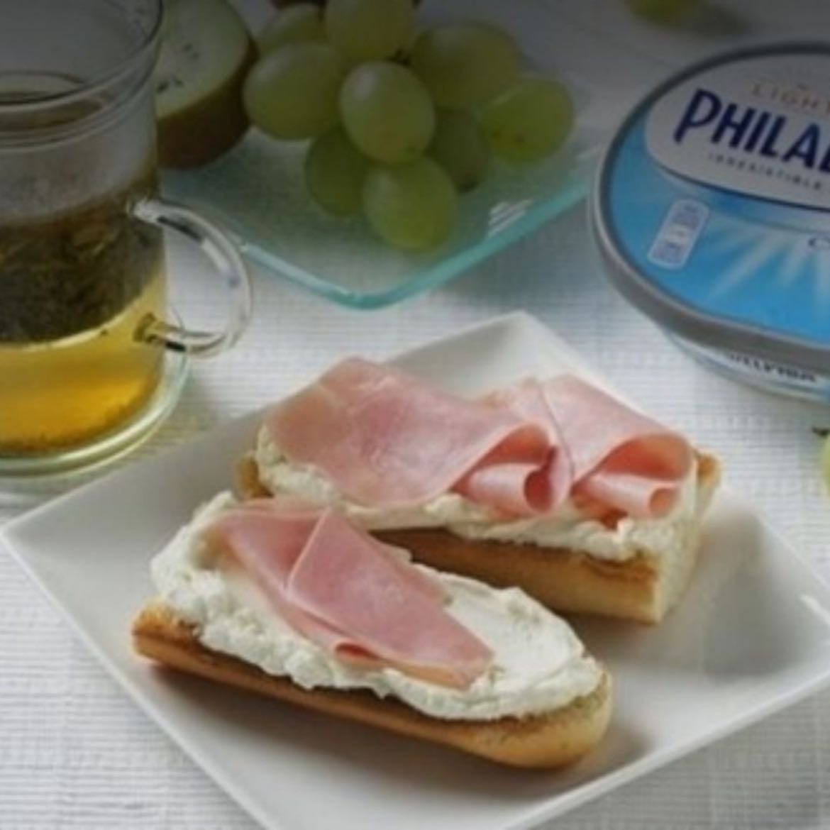 Tostada con queso y jamón