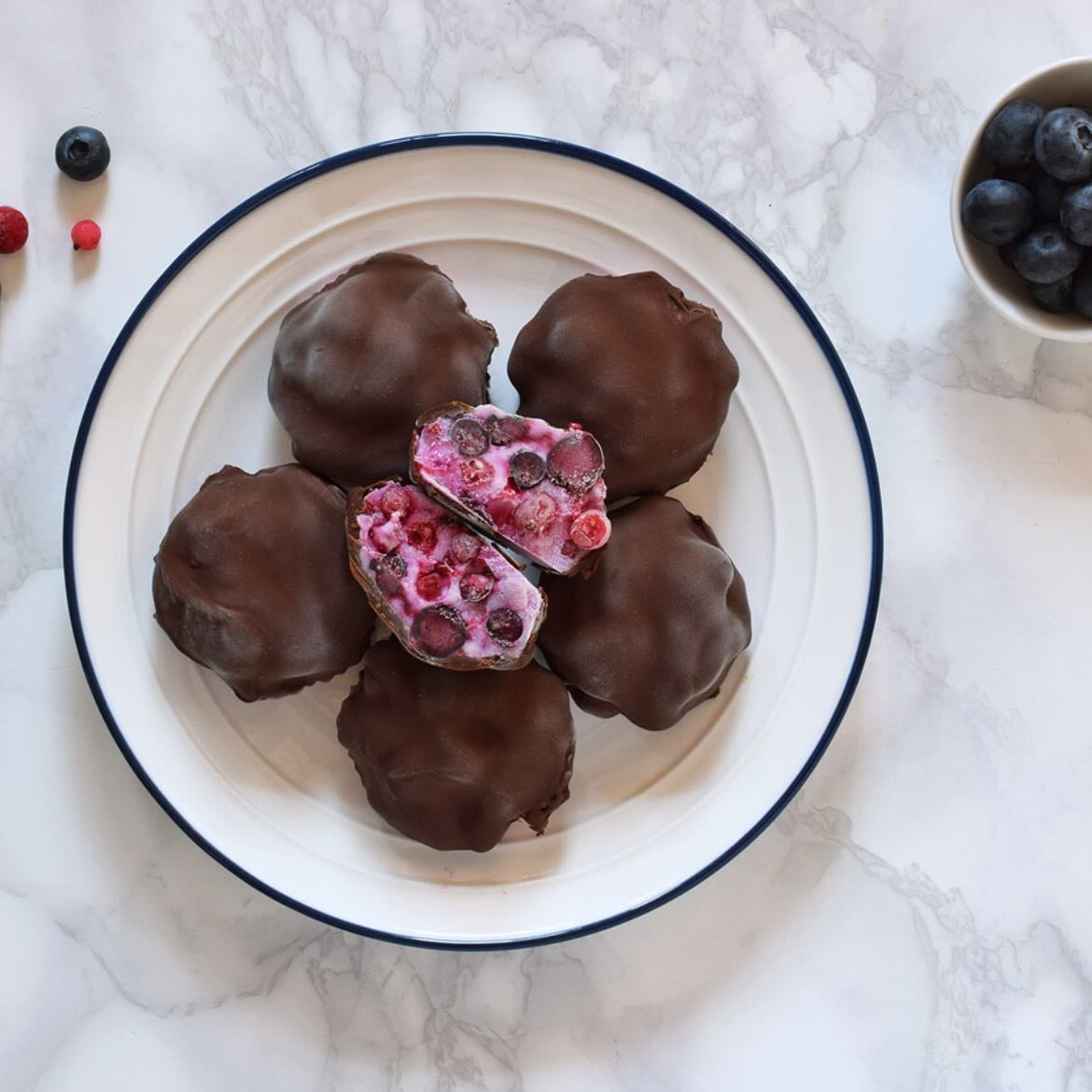 Bocado de chocolate con fruta