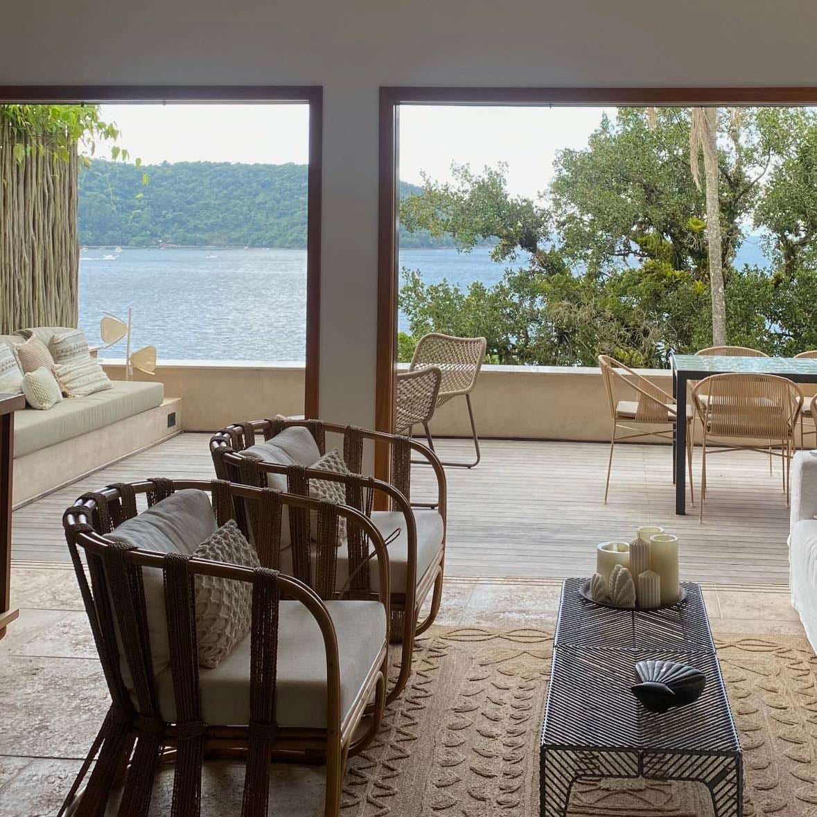 varanda grande com vista - portas em toda extensão conectada com sala