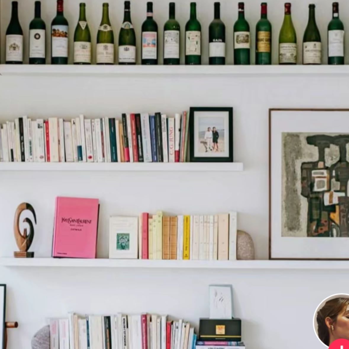 estante livros vinhos