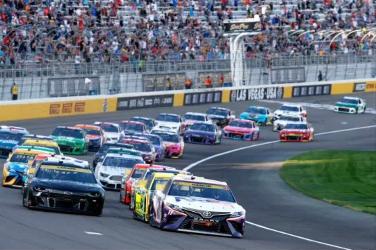 Las Vegas 2 - Don't remember it. Got 23% in poll. Hamlin led 137 laps and advanced to round of eight. Elliott 2nd, KyBusch 3rd