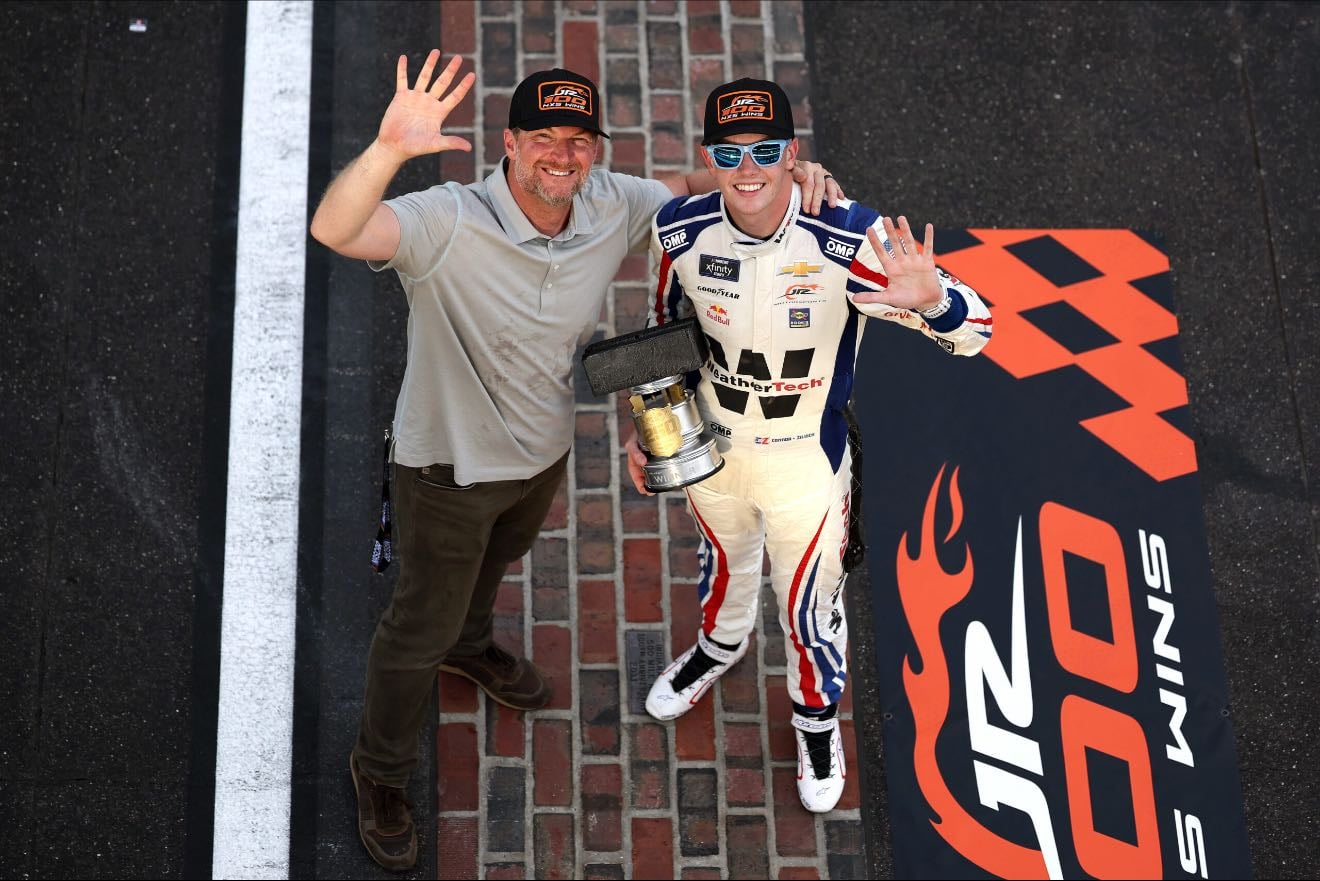 Indianapolis - JRM's 100th win. Looked like Justin might get it but Larson gets loose and wrecks him. Hill right hooks Aric. Connor gets help from Mayer over Gray. Great