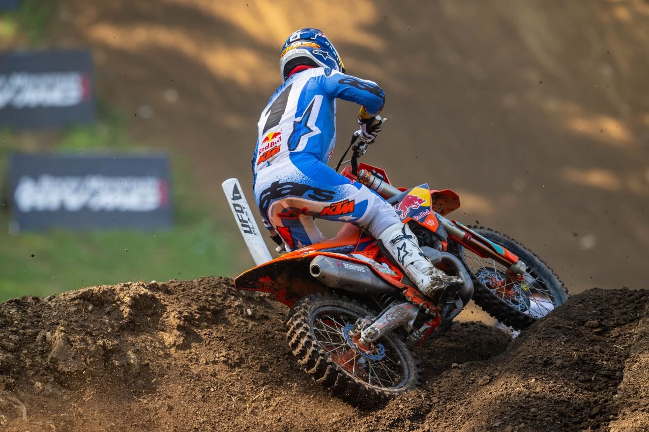 Ironman Moto 1 - Nice little battle between Chase and Jett, and Sexton eventually chases down and passes leader Hunter. Jett left early and hit gate, recovered from like 21st