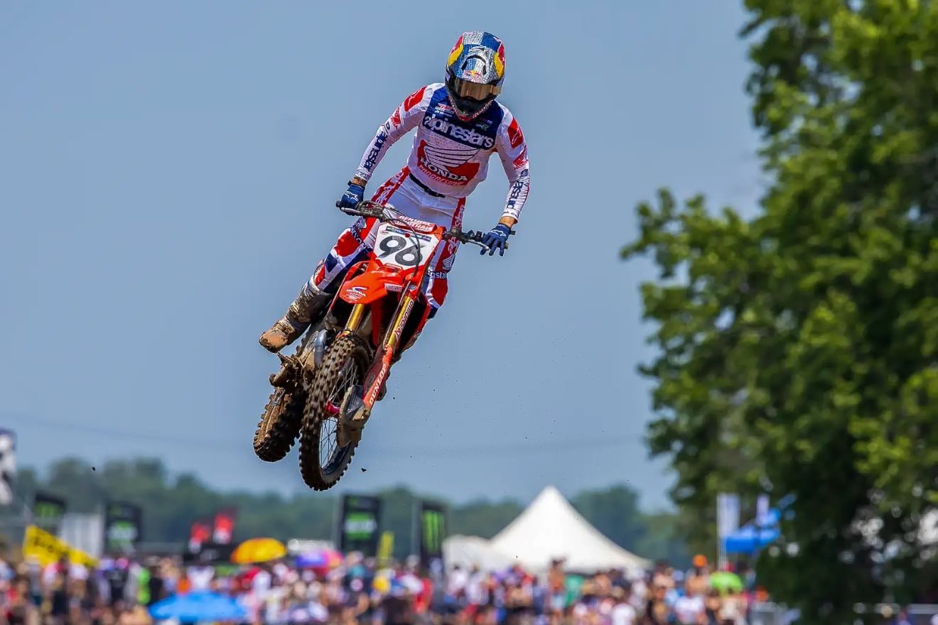 Spring Creek Moto 1 - Jett goes down on lap one, recovers to finish 2nd a little under 10 seconds behind Hunter. Big brother rode really well to get first moto win of season