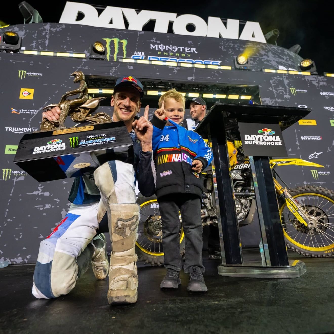 Daytona - Roczen's first win of 2025 and first Daytona win. Roczen passed Webb for lead. Sexton struggled and had to work through LCQ