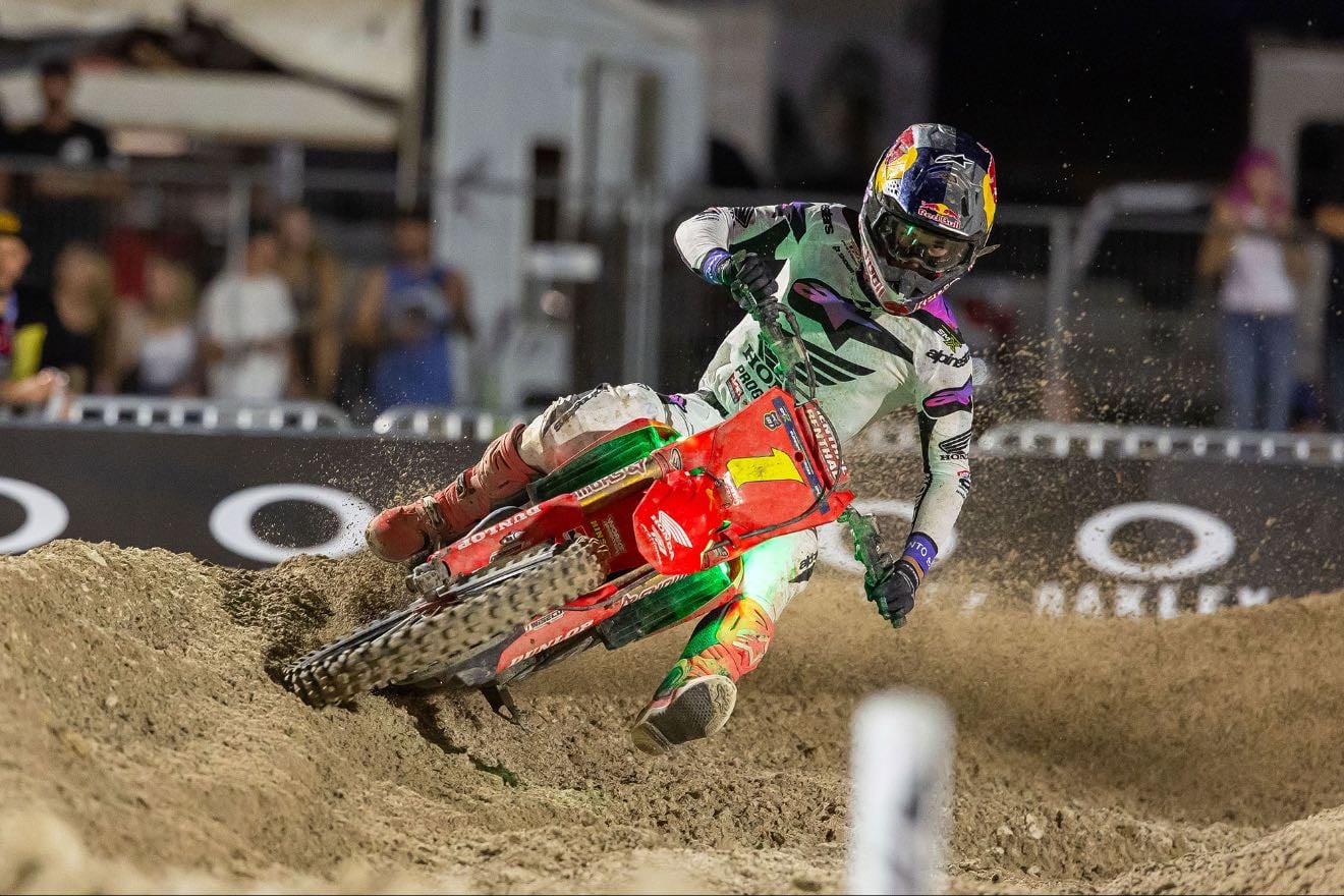SMX Finale 450 Moto 1 - Tomac took lead from Hunter to get crowd excited but Jett got by both of them and won by three seconds. Hunter couldn't run down Tomac for 2nd