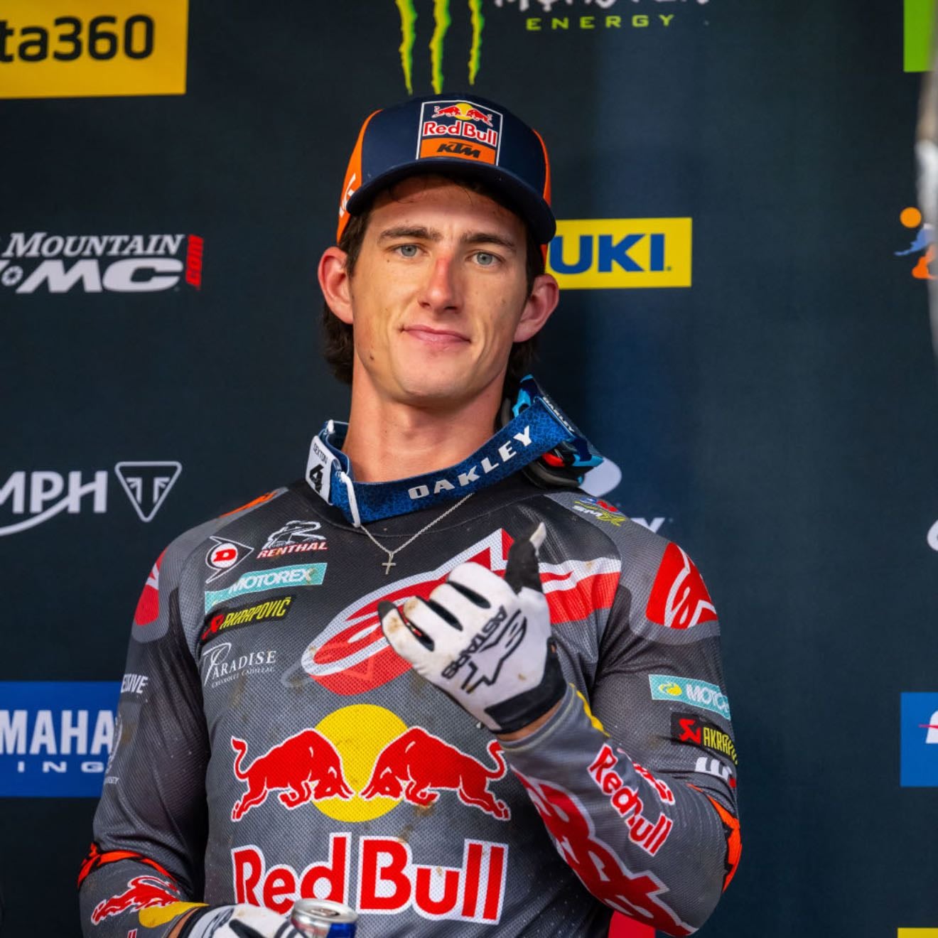Philadelphia - Barcia ran off in first corner, Roczen grabbed holeshot. Webb and Sexton passed through field together with Sexton getting upperhand. AP in early wreck