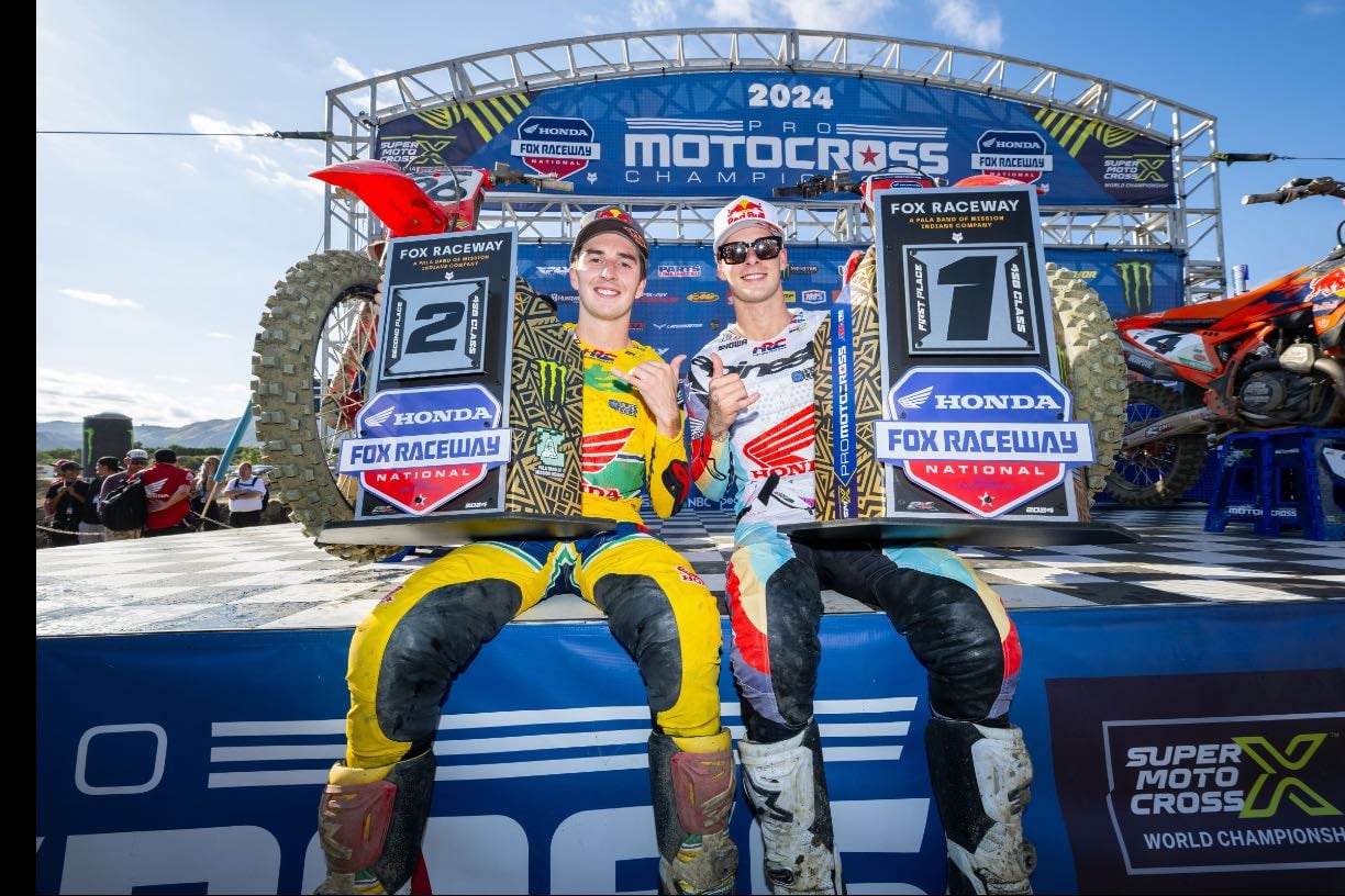 Fox Raceway Moto 2 - Nice battle between Lawrence brothers before Sexton gets by and dukes it out with Hunter. He gets fairly close to Jett