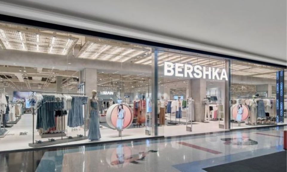 Bershka - Colonias que huelan a fresco y pendientes grandes (la colonias creo que la más cara es de 10$ y pendientes que veáis q sea grande y valga o 10 o menos sbs)