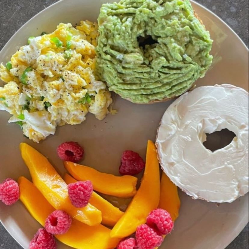 Bagels & eggs plate - With fruit