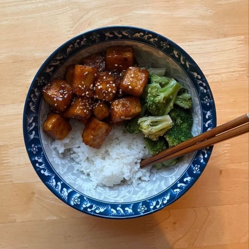 Tofu “teriyaki” bowl - White rice with tofu and broccoli